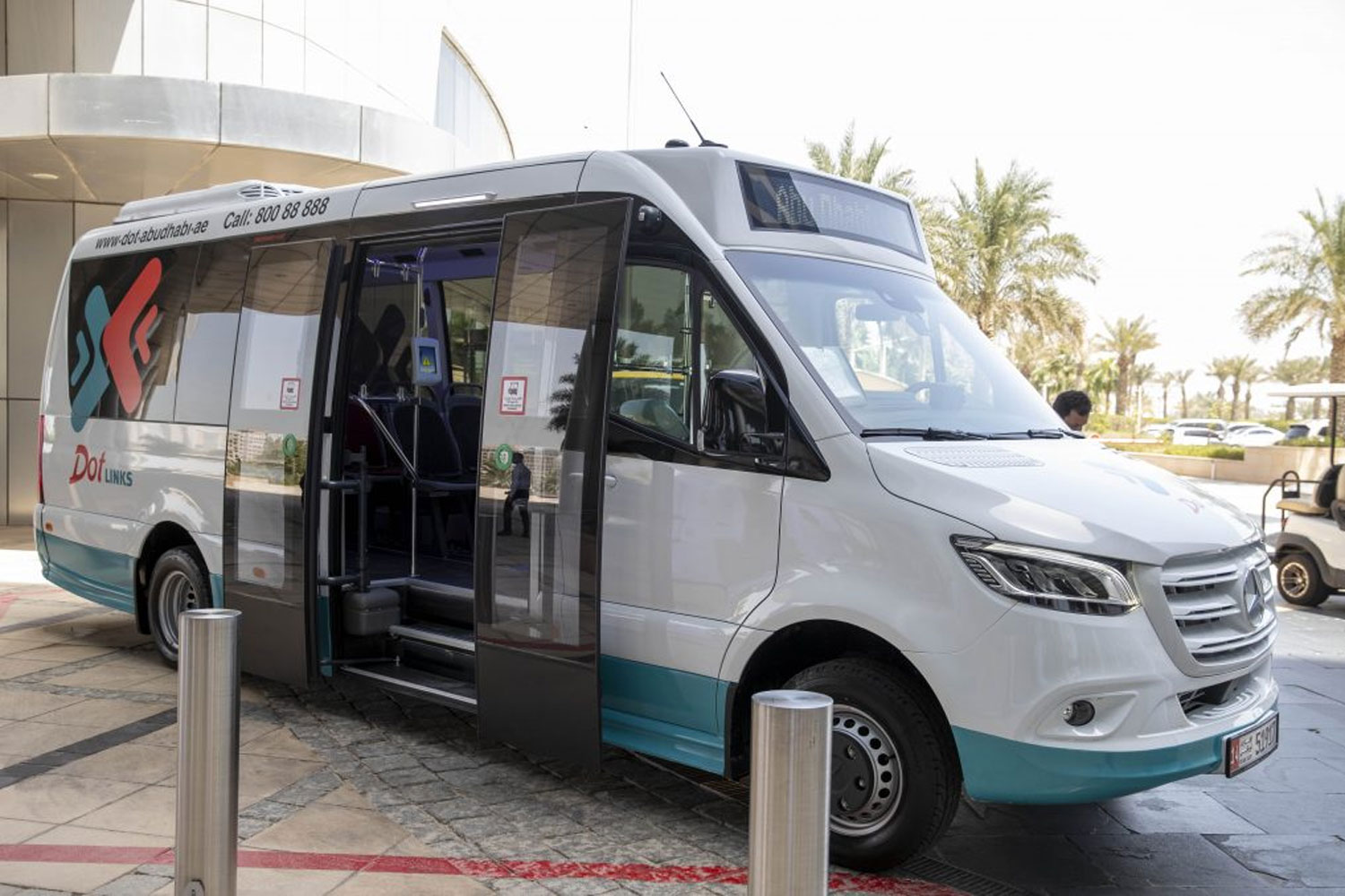 M5z6UHR1 Abu Dhabi Bus 4 