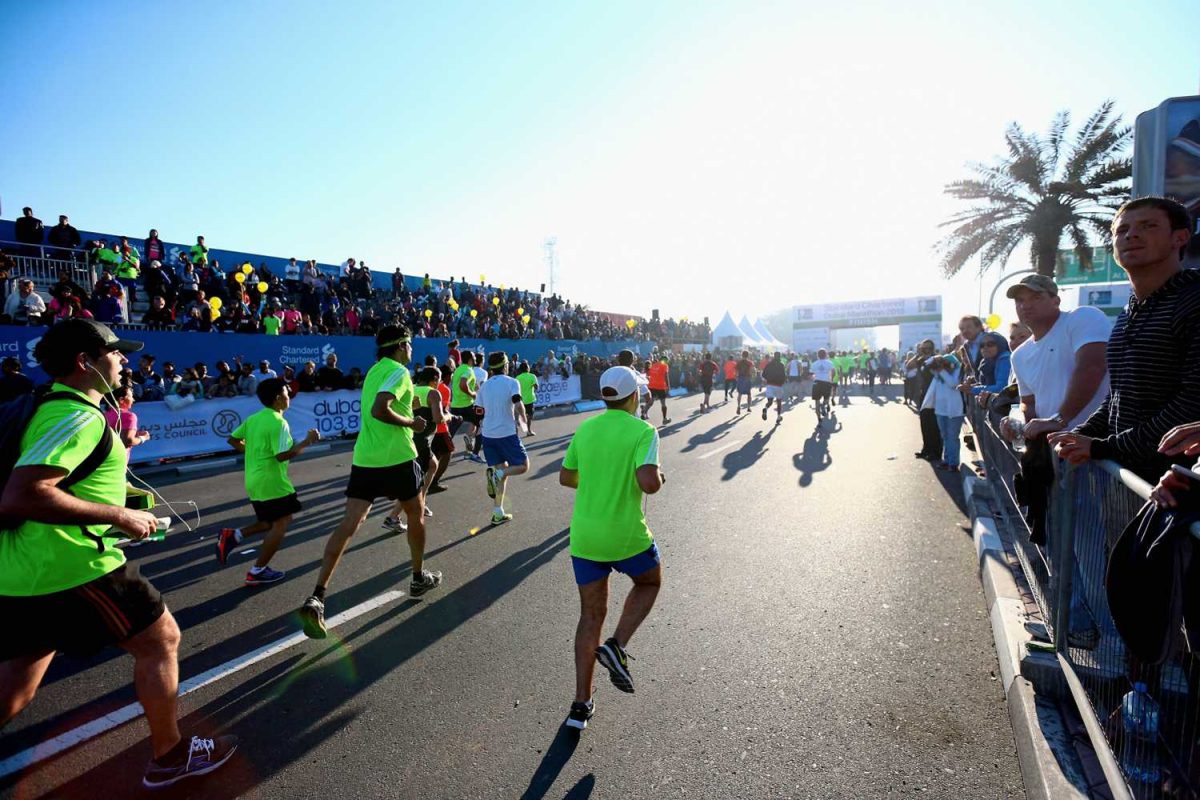 2022 Dubai Marathon: runners jogging by crowds on a sunny day