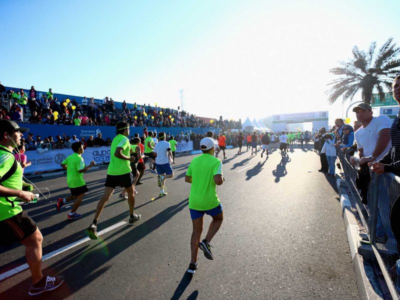 2022 Dubai Marathon: runners jogging by crowds on a sunny day