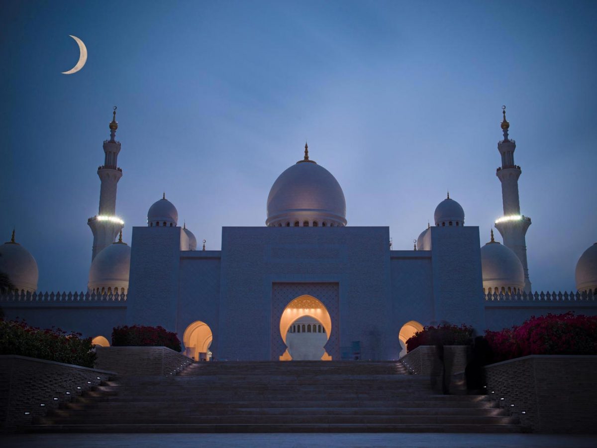 Ramadan 2022 public sector working hours: mosque with moon at night