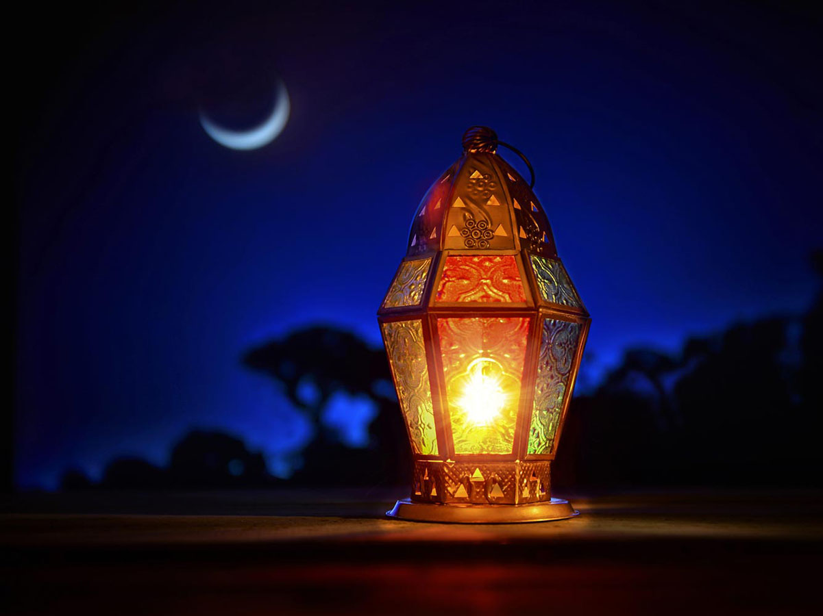 Ramadan healthy fasting tips: Ramadan crescent moon and lantern at night